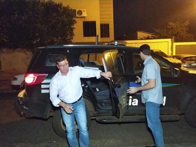 Vereador afastado Pedro Pepa desce de viatura ao chegar em delegacia, no dia 30 de agosto (Foto: Adilson Domingos)