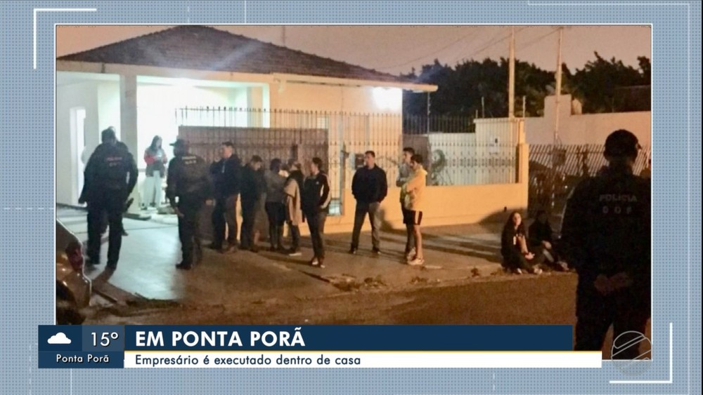 Polícia em frente à casa da vítima, em Ponta Porã - Foto: Reprodução/TV Morena