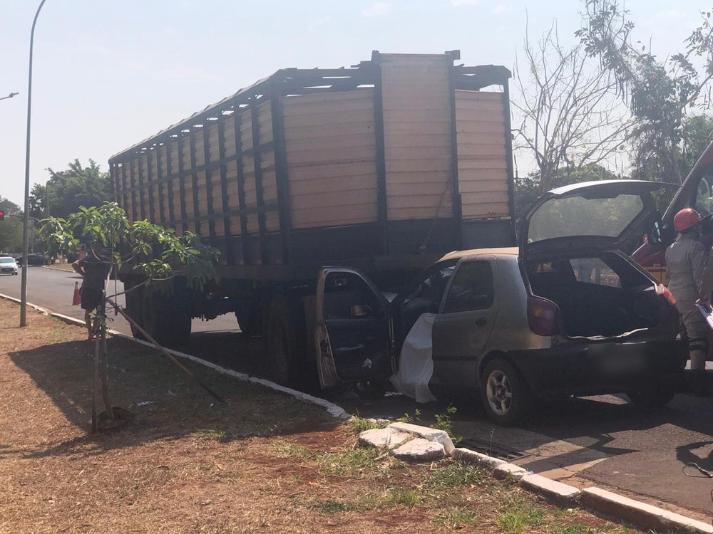Motorista idoso morre após bater na traseira de caminhão, em Campo Grande. - Foto: Alysson Maruyama/TV Morena