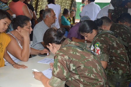 Militares na triagem para encaminhamento da população ao atendimento (Fotos: Rafael Brites/Karina Souza/Eduarda Leon)