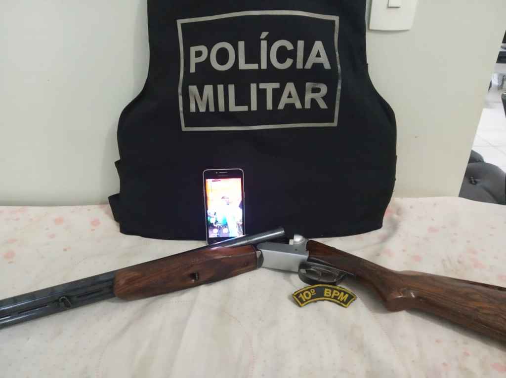Arma e celular foram entregues no domingo (Foto: Divulgação)