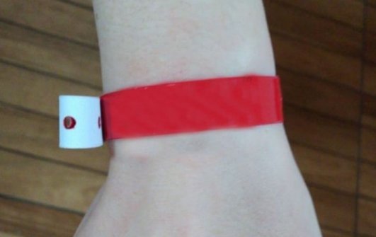 Paciente com diagnóstico positivo para coronavírus usaria uma pulseira vermelha. (Foto: Divulgação Prefeitura de Água Clara).