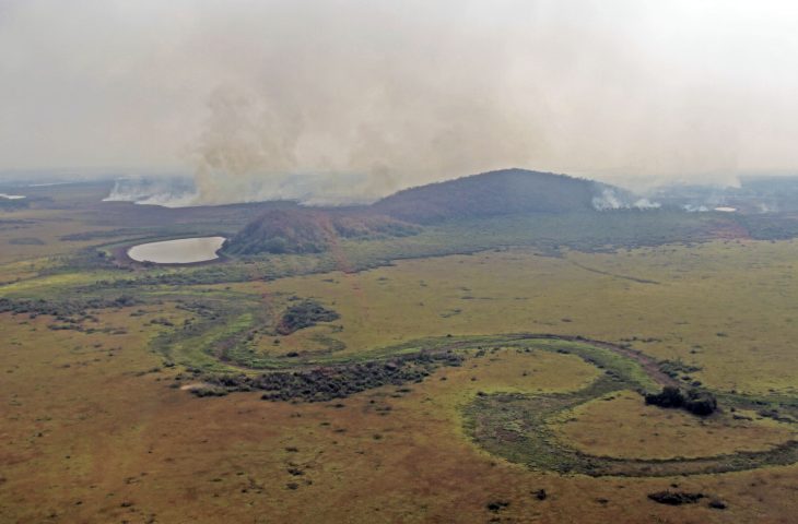 Cenário de terra arrasada: cursos d'água secos e a biomassa acumulada pegando fogo no Pantanal de Corumbá
