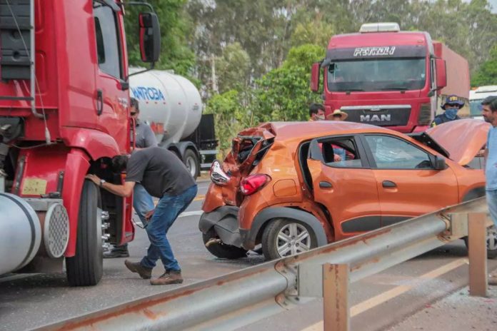 Carro envolvido em acidente ficou destruído (Foto: Marcos Maluf) - Credito: Campo Grande News