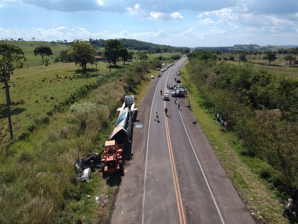 Acidente entre ônibus e caminhão deixou dezenas de mortos em rodovia de Taguaí (SP) - Foto: William Silva/TV TEM