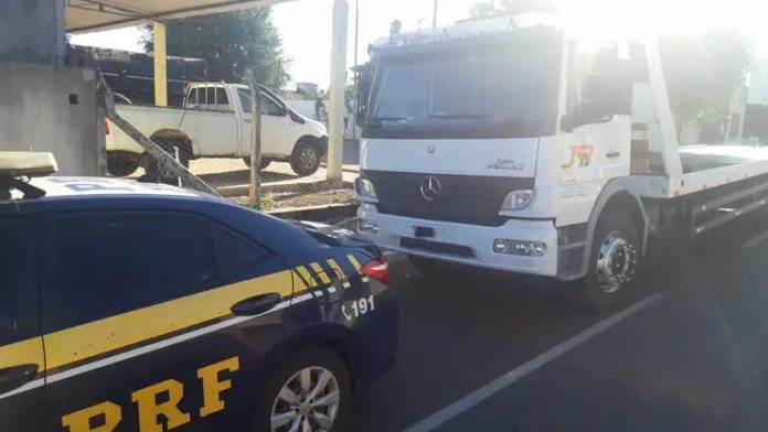 Caminhão roubado pelos bandidos foi recuparado em Miranda pela PRF (Foto: Divulgação)