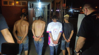 Quatro são levados para delegacia suspeitos de assassinato (Imagem: Adilson Domingos)