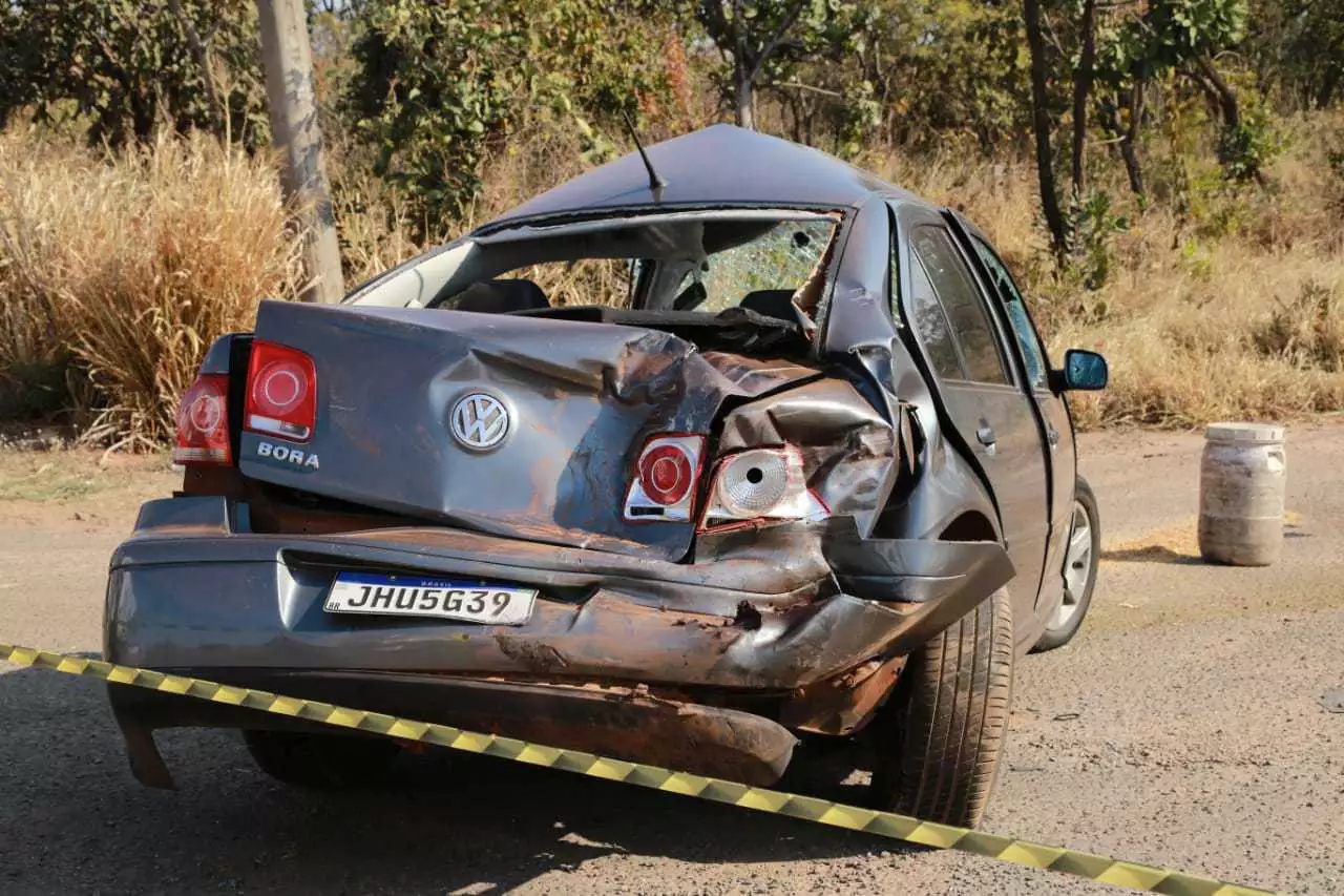 COLISÃO: Mulher, de 48 anos, morreu em acidente envolvendo carro de passeio, caminhão e carreta, nessa terça (10), na BR-163, próximo a Uniderp Agrárias, em Campo Grande (MS). Foto: Kísia Ainoã
