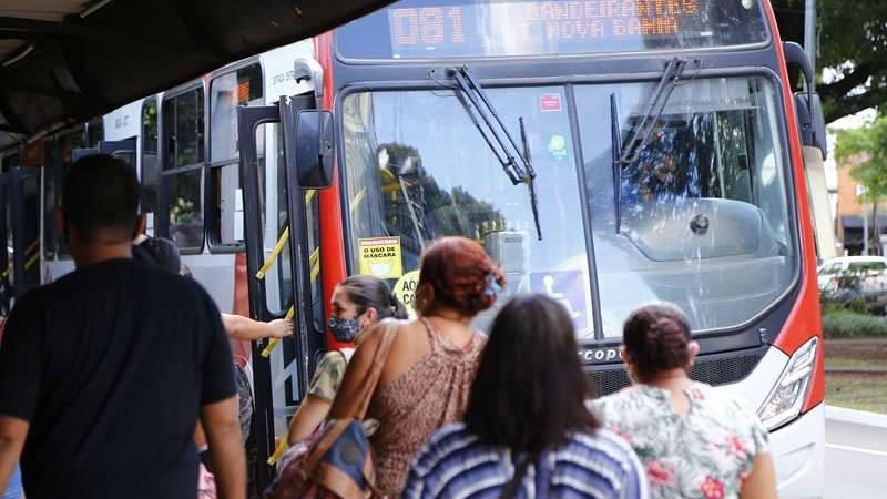 Passageiros em terminal de ônibus de Campo Grande - (Foto: Henrique Arakaki, Jornal Midiamax)