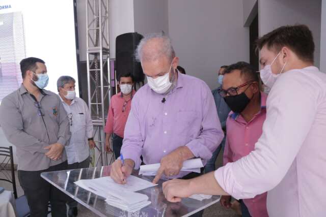 Geraldo Resende assina convênio ao lado do prefeito Lucas Foroni (Foto: Divulgação) - Credito: Campo Grande News