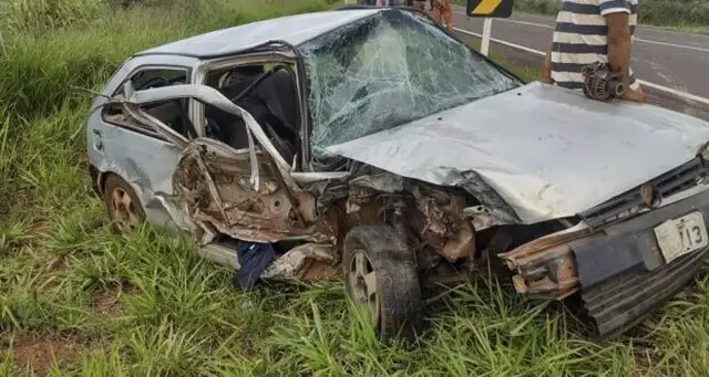 Volkswagen Gol após acidente na BR-060, em Nioaque. (Foto: Cidade das Vogais) 