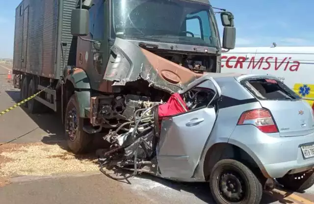 Carro ficou totalmente destruído após colisão frontal com caminhão do Exército. (Foto: Sidney Assis) 
