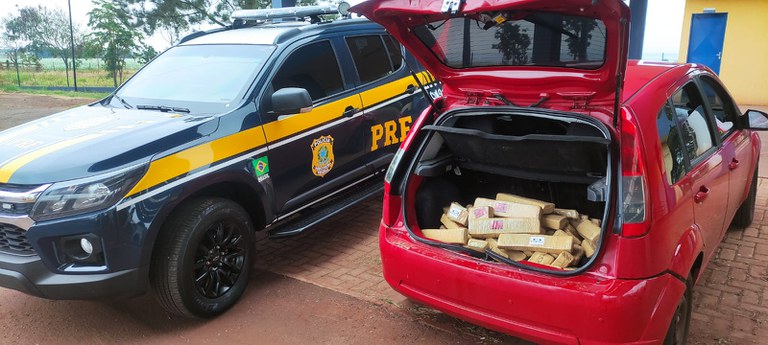 O veículo, a droga e os envolvidos foram encaminhados para a Polícia Civil de Sidrolândia/Foto: PRF/MS