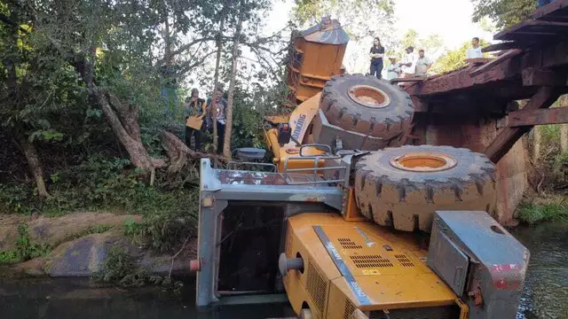 Máquina caída no rio que passa sob a ponta onde ocorreu o acidente. (Foto: O Pantaneiro) 
