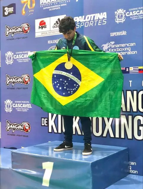 Marcos Coltro no pródio, após levar o 2 lugar no campeonato de kickboxing (Foto: Divulgação) 