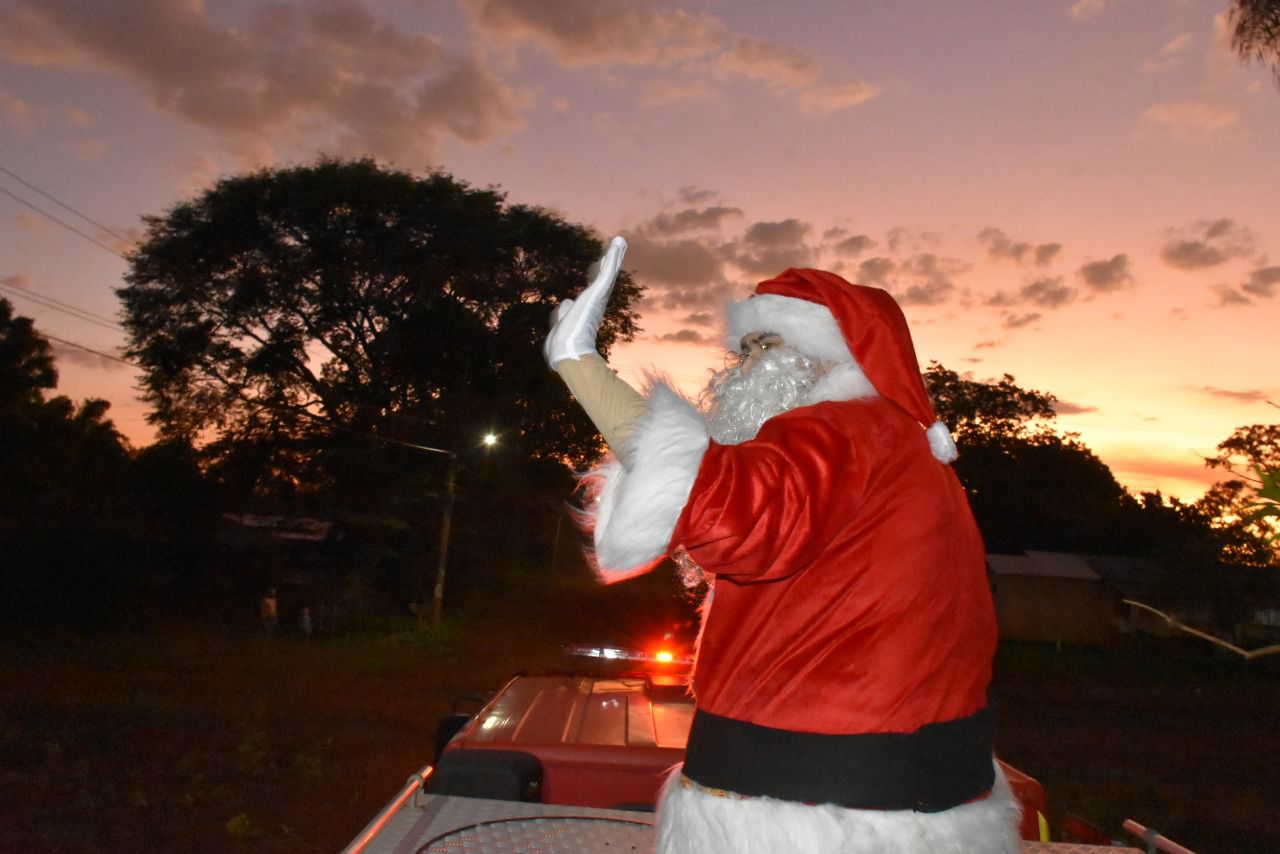 Papai Noel no carro do Corpo de Bombeiros/Foto: Assessoria PMRB