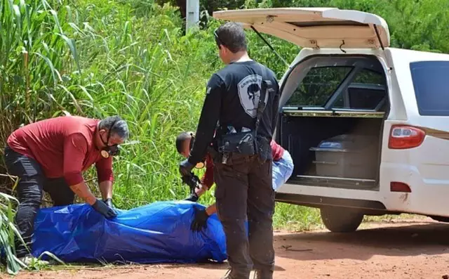 Corpo de José sendo retirado por equipe da funerária no dia que foi encontrado. (Foto: Lucas Nogueira | Noticidade) 