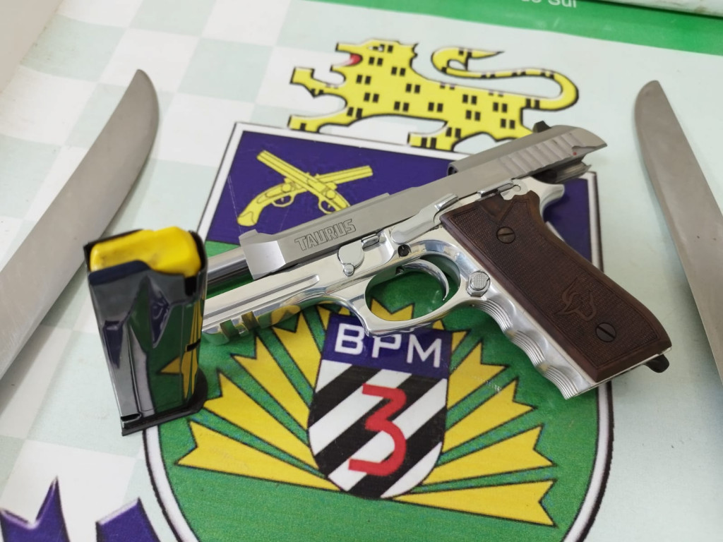 Armas aprendidas depois de briga em estabelecimento comercial em Dourados (Foto: Adilson Domingos)