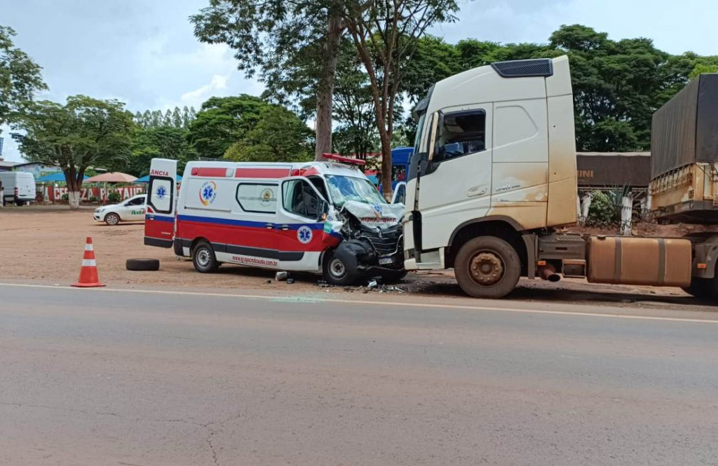 Ambulância bateu em carreta parada no acostamento durante ultrapassagem (Foto: Divulgação) Crédito; Campo Grande News