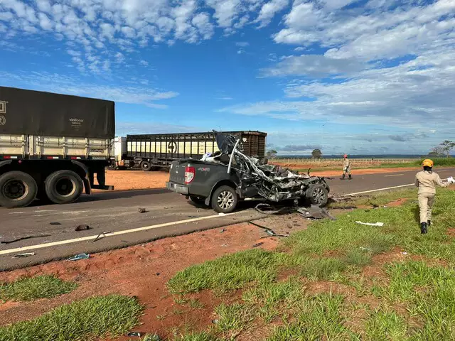 Caminhonete destruída após colisão em rodovia. (Foto: Jornal Cenário MS) - Crédito: Campo Grande News