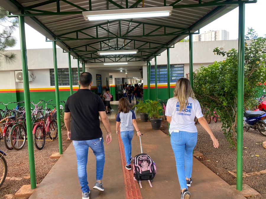 Pais acompanham a pequena aluna no primeiro dia de aulas da Rede Municipal (Fotos: Rafael Brites)
