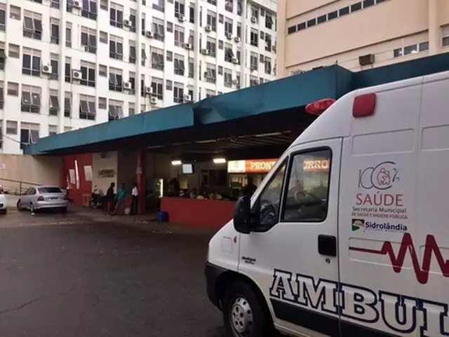 Ambulância que socorreu homem na noite deste domingo. (Foto: Sidrolândia News) - Crédito: Campo Grande News