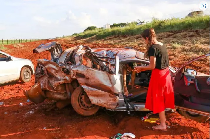 Parentes das vítimas foram ao local do acidente com Corsa, a 25 km da Capital. (Foto: Henrique Kawaminami) - Credito: Campo Grande News