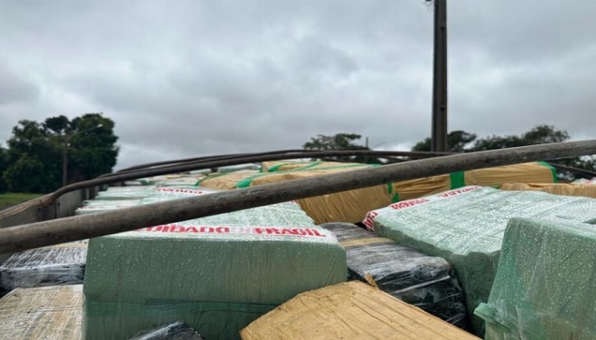 Centenas de fardos estavam cobertos somente por uma lona para proteger da chuva-(Foto: Jardim MS News)