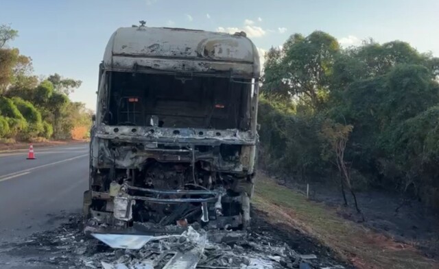 Cabine da carreta totalmente destruída pelas chamas (Foto: Reprodução/Alvorada Informa) Crédito: Campo Grande News