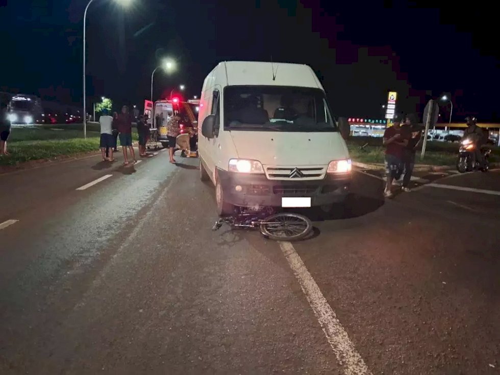 Bicicleta de João Vitor ficou presa de baixo da Van (Foto: Dahora Bataguassu)