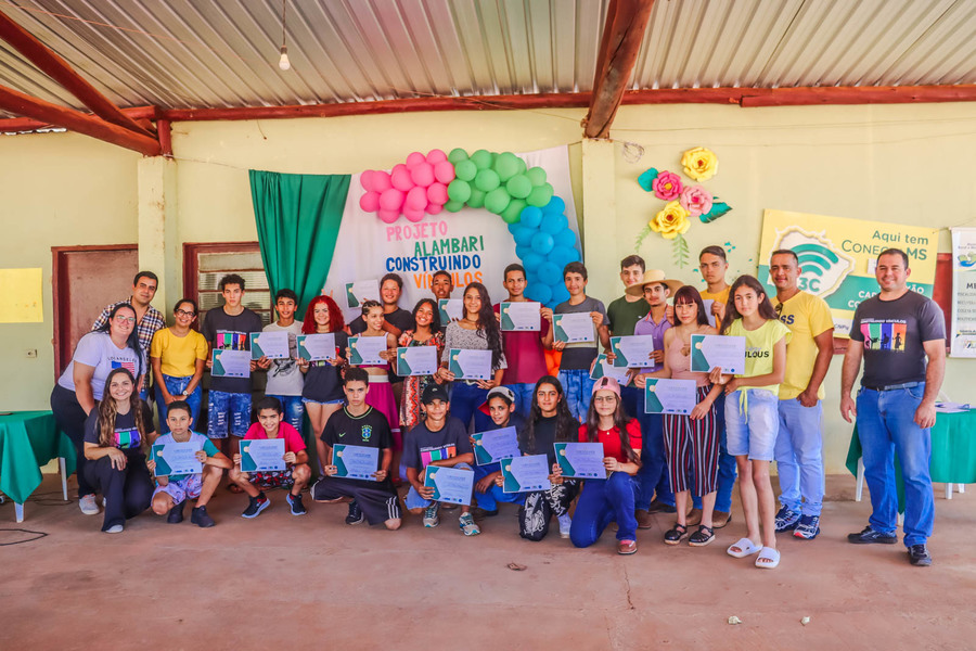 Adolescentes do projeto social "Alambari Contruindo Vínculos" (Fotos: Bruna Loschi)