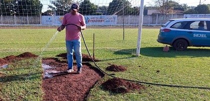 Manutenção do gramado no Estádio Sotero Zárate (Foto: Divulgação)