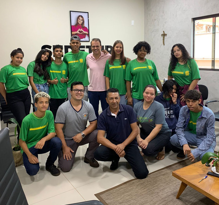 Secretário Ademir, professor Arce, e alunos da escola Catarina, na visita à Sedetur (Foto: Divulgação)