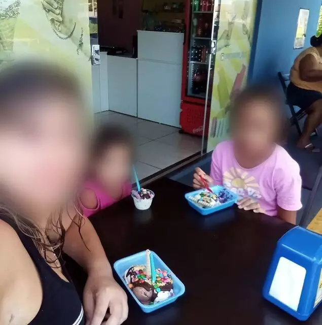 Mãe com as crianças em sorveteria de Sidrolândia. (Foto: Reprodução redes sociais) - CREDITO: CAMPO GRANDE NEWS