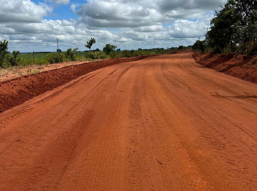 Prefeitura mantém os serviços de conservação das estradas vicinais em toda a área rural (Fotos: Divulgação)
