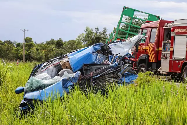 Carro de passeio ficou totalmente destruído (Foto: Henrique Kawaminami) - CREDITO: CAMPO GRANDE NEWS