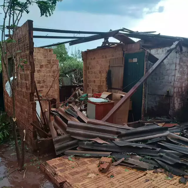 Ventania destelhou e derrubou muro de casa (Foto: Direto das Ruas - Credito: Campo Grande News