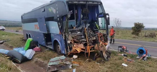 Frente de ônibus ficou totalmente destruída (Foto: Cenário MS) 