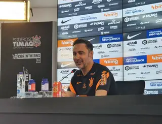 Vitor Pereira admite queda de rendimento do Corinthians e fala de cobranças a Róger Guedes