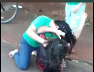 Em Nova Alvorada do Sul, alunas grudam em cabelo e trocam tapas em frente de escola