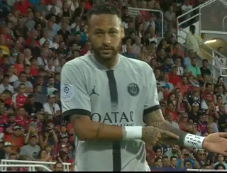 Neymar homenageia Jô Soares em gol pelo PSG: 