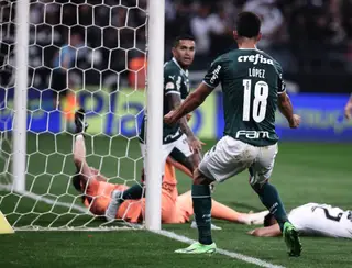 Palmeiras suporta pressão, vence Corinthians em Itaquera e dispara na liderança do Brasileiro