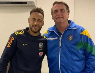 Bolsonaro recebe presente de Neymar e dá conselho para craque do PSG: 