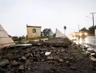 Com ventos até 85 km/h, tempestade derruba muro de cemitério em MS