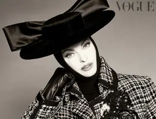 Modelo posa para Vogue com fita segurando o rosto após ficar 