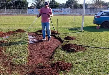 Manutenção do gramado no Estádio Sotero Zárate (Foto: Divulgação)
