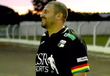 Técnico Juninho Nogueira com a camisa do Novo ao lado do campo (Foto: Divulgação) 
