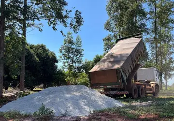 Cerca de 4.700 toneladas de calcário foram transportadas pela Prefeitura para os agricultores familiares (Fotos: Bruna Loschi) 