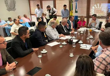 Governador Eduardo Riedel recebeu plano de obras e investimentos para Sidrolândia, entregues pela prefeita em nome da comitiva presente ao encontro (Foto: Rafael Brites) 