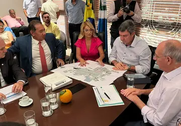 Governador Eduardo Riedel recebeu plano de obras e investimentos para Sidrolândia, entregues pela prefeita em nome da comitiva presente ao encontro (Foto: Rafael Brites) 